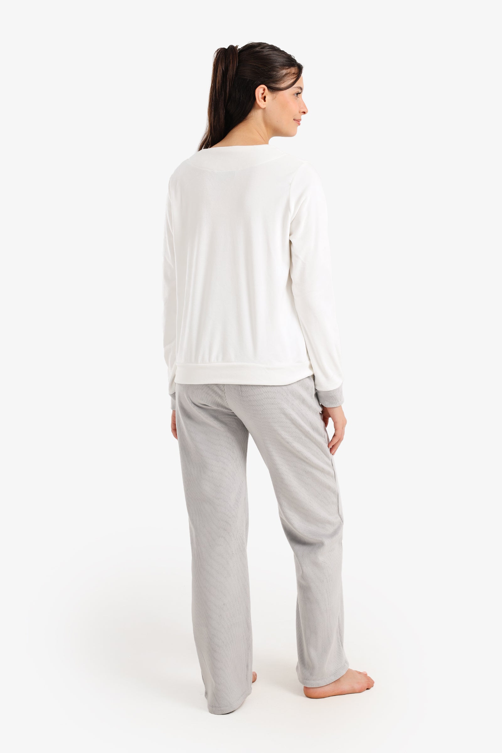 طقم بيجامة قطيفة برقبة V