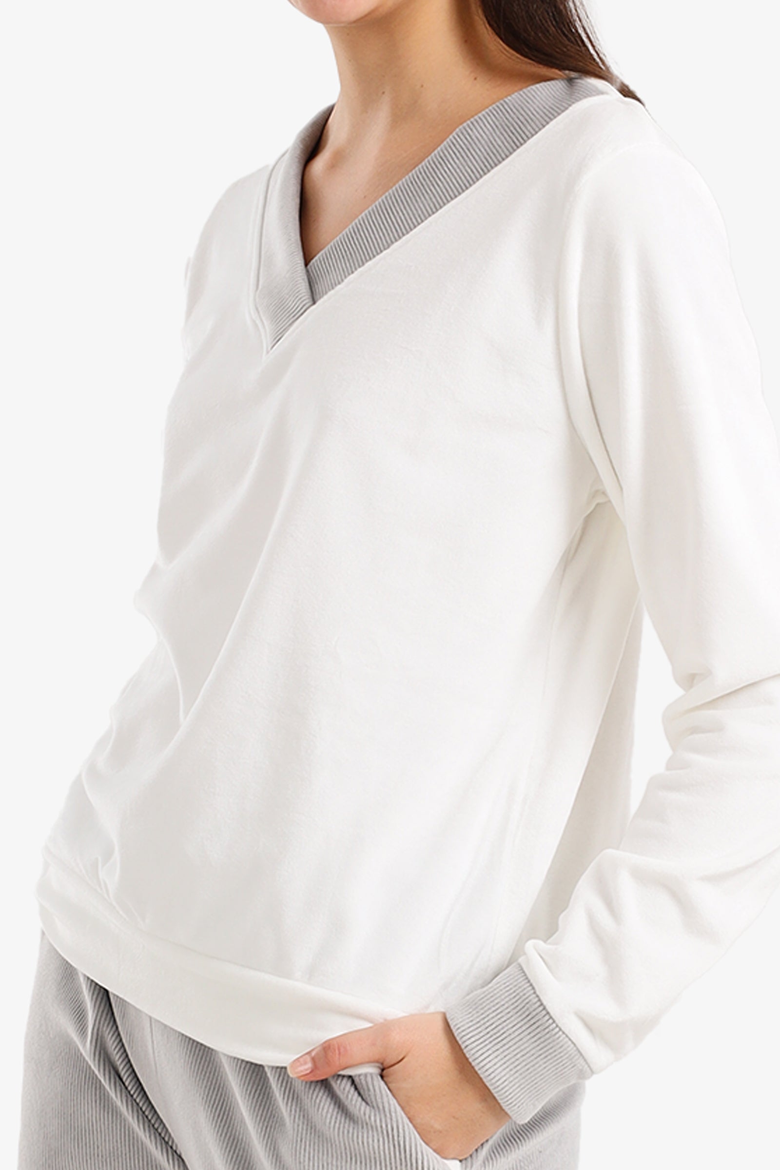 طقم بيجامة قطيفة برقبة V