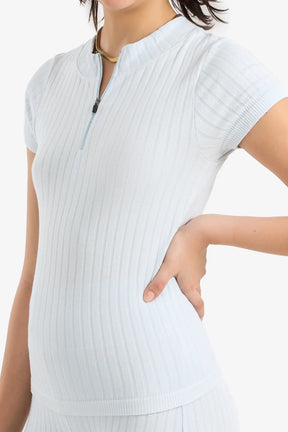 توب مضلع بأكمام قصيرة