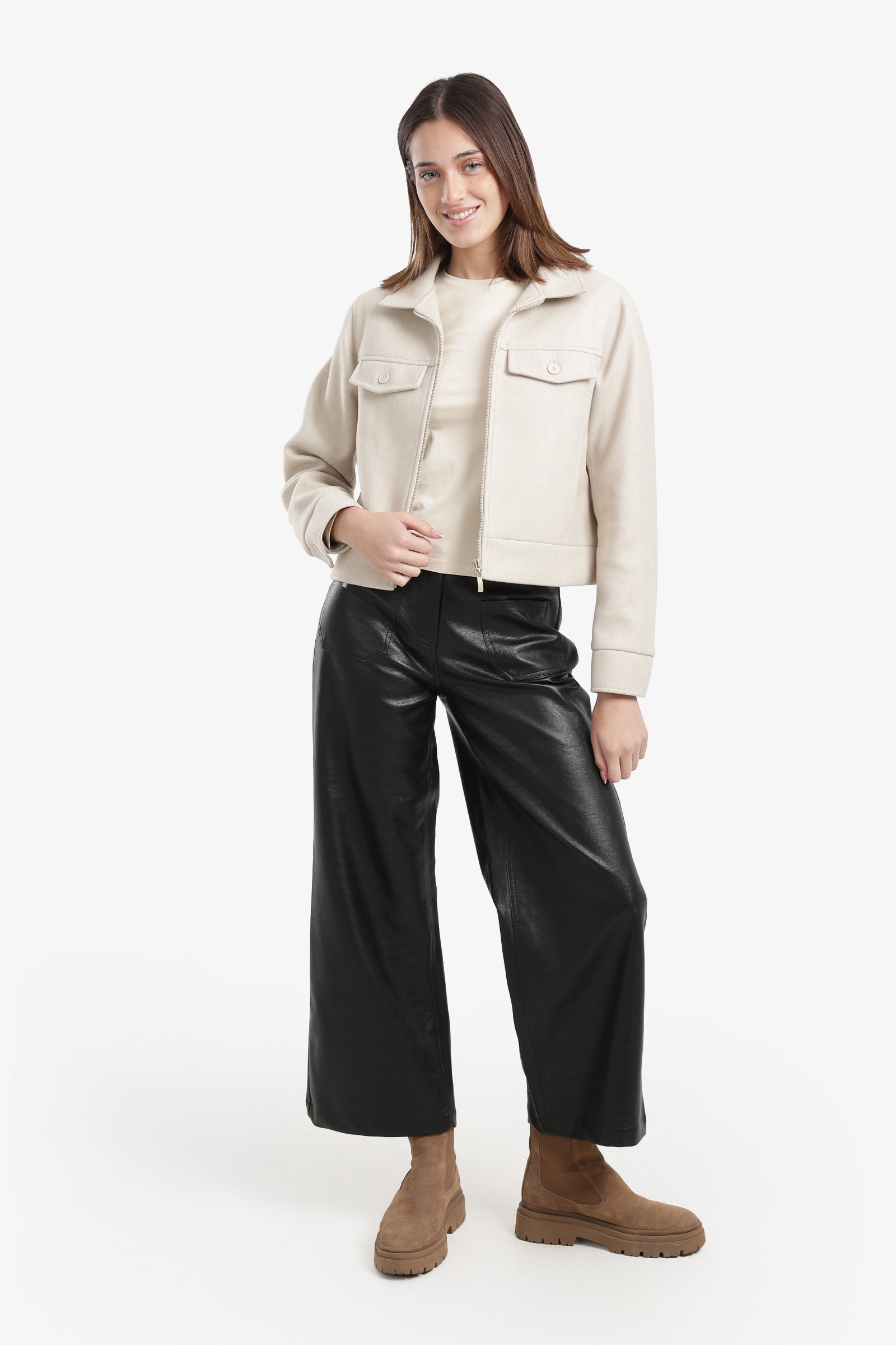 جاكيت قصير بجيوب أمامية