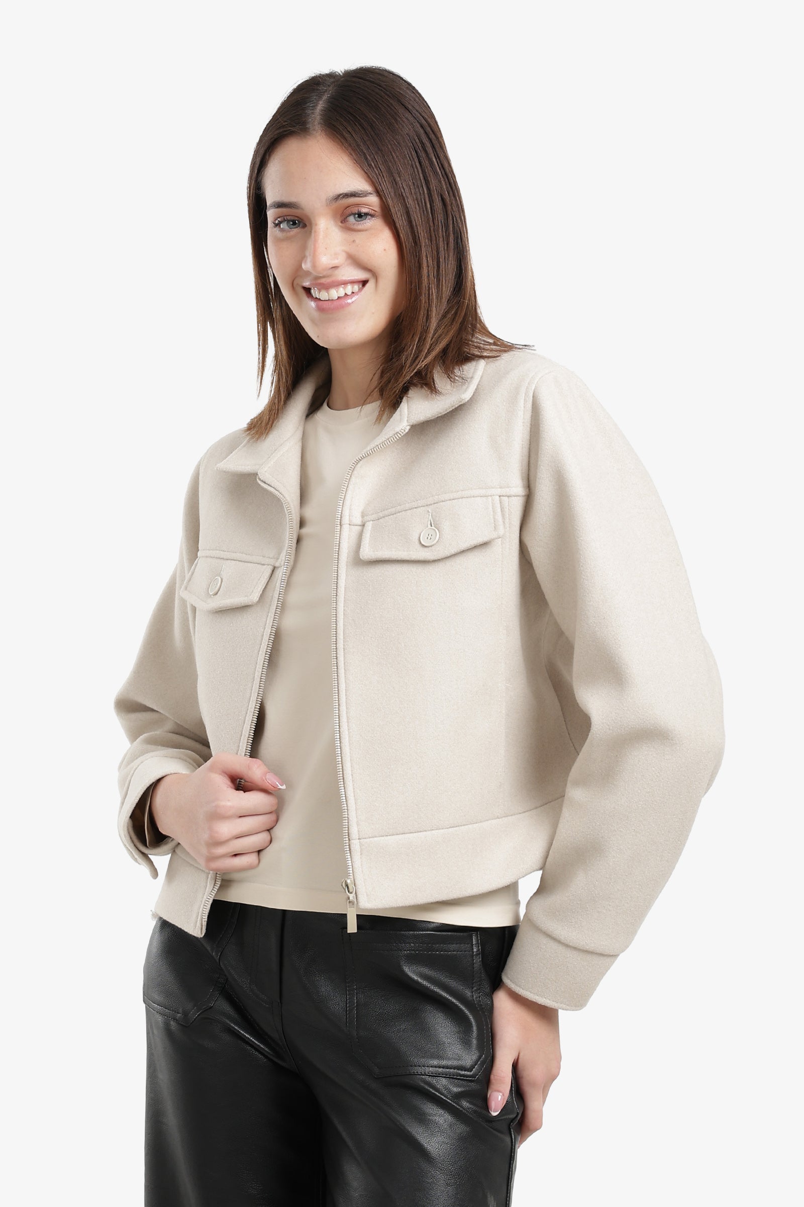 جاكيت قصير بجيوب أمامية