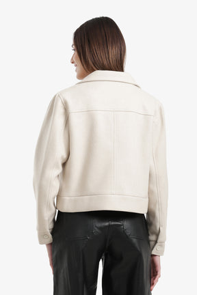 جاكيت قصير بجيوب أمامية