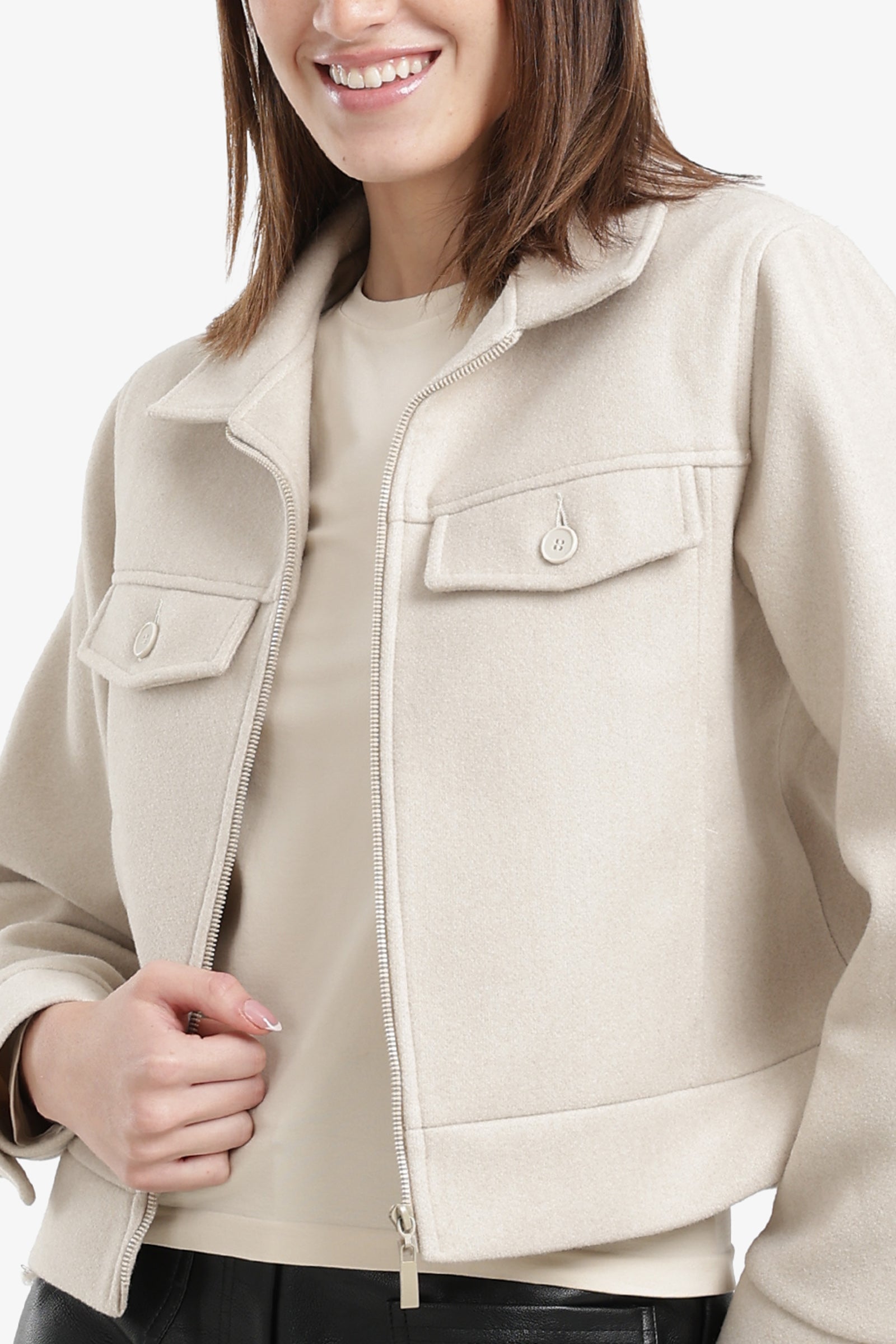 جاكيت قصير بجيوب أمامية