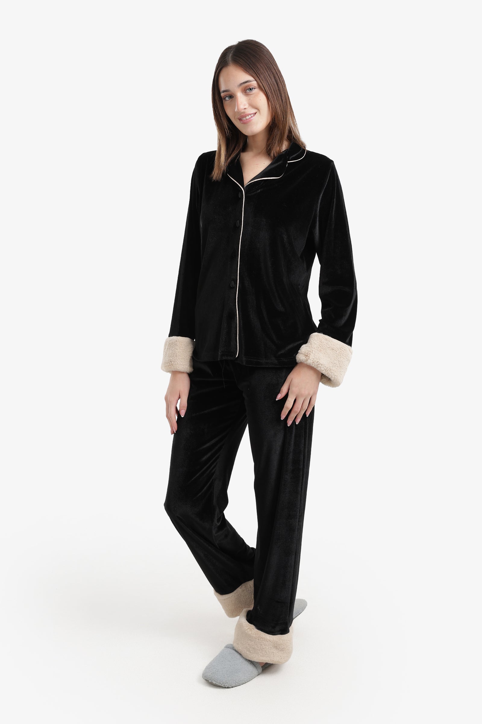 طقم بيجامة قطيفة بأزرار