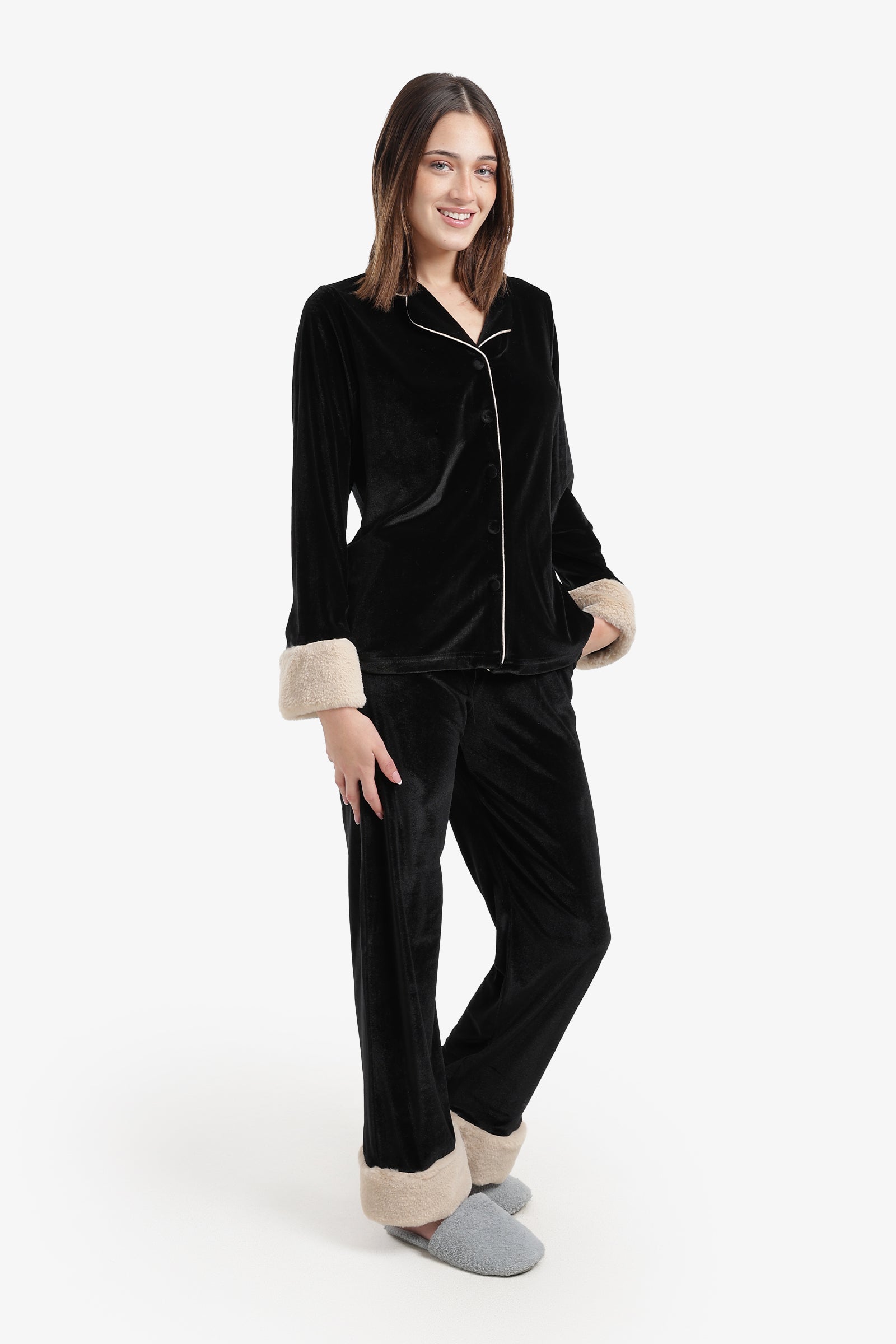 طقم بيجامة قطيفة بأزرار