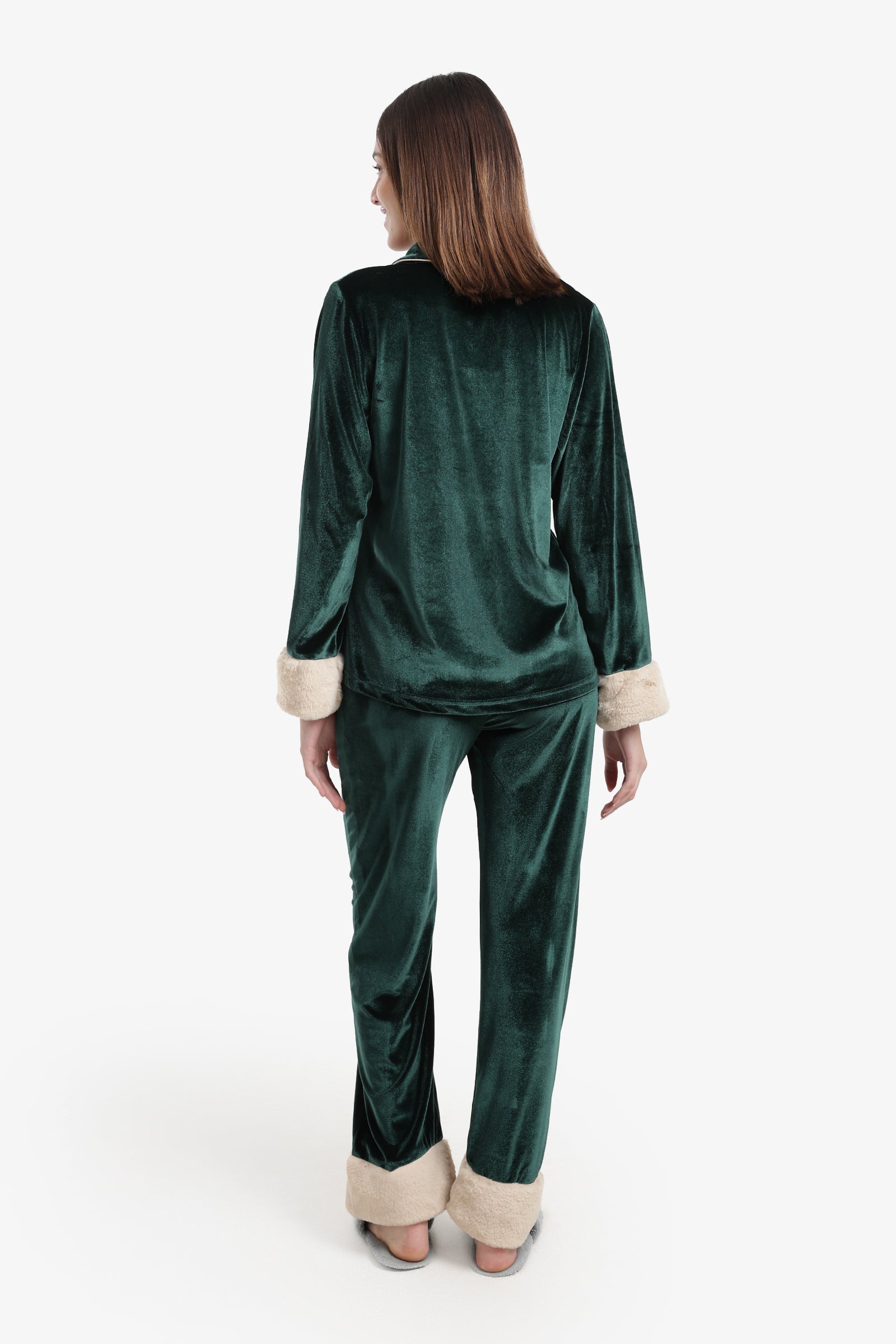 طقم بيجامة قطيفة بأزرار