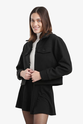 جاكيت قصير بجيوب أمامية