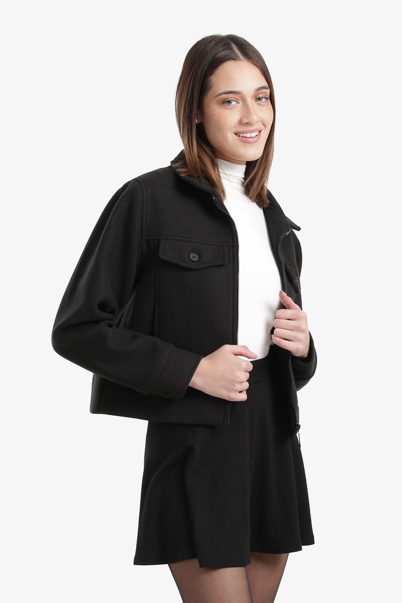 جاكيت قصير بجيوب أمامية