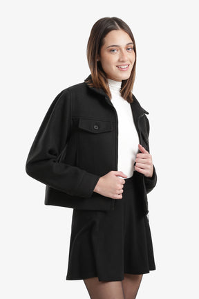 جاكيت قصير بجيوب أمامية