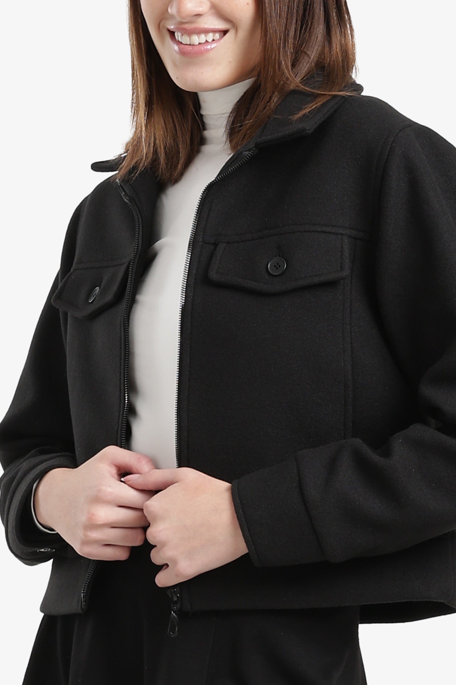 جاكيت قصير بجيوب أمامية