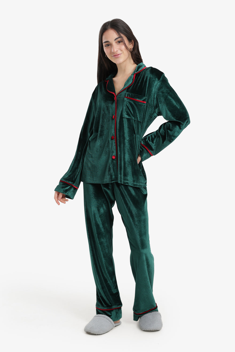 بيجامة بخطوط متباينة