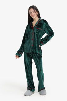 بيجامة بخطوط متباينة