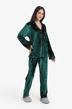 بيجامة بخطوط متباينة