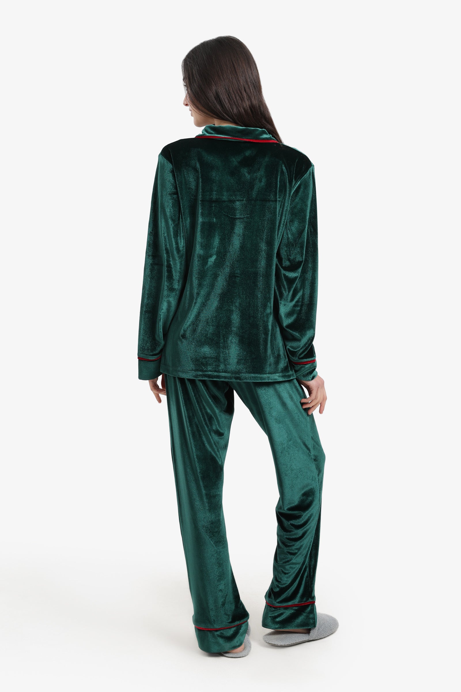 بيجامة بخطوط متباينة