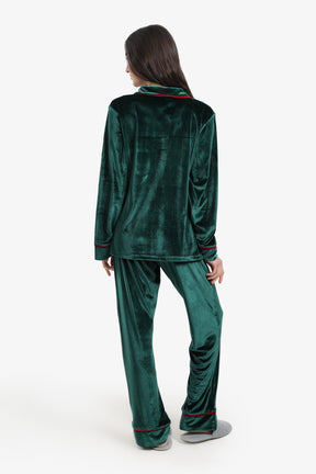 بيجامة بخطوط متباينة