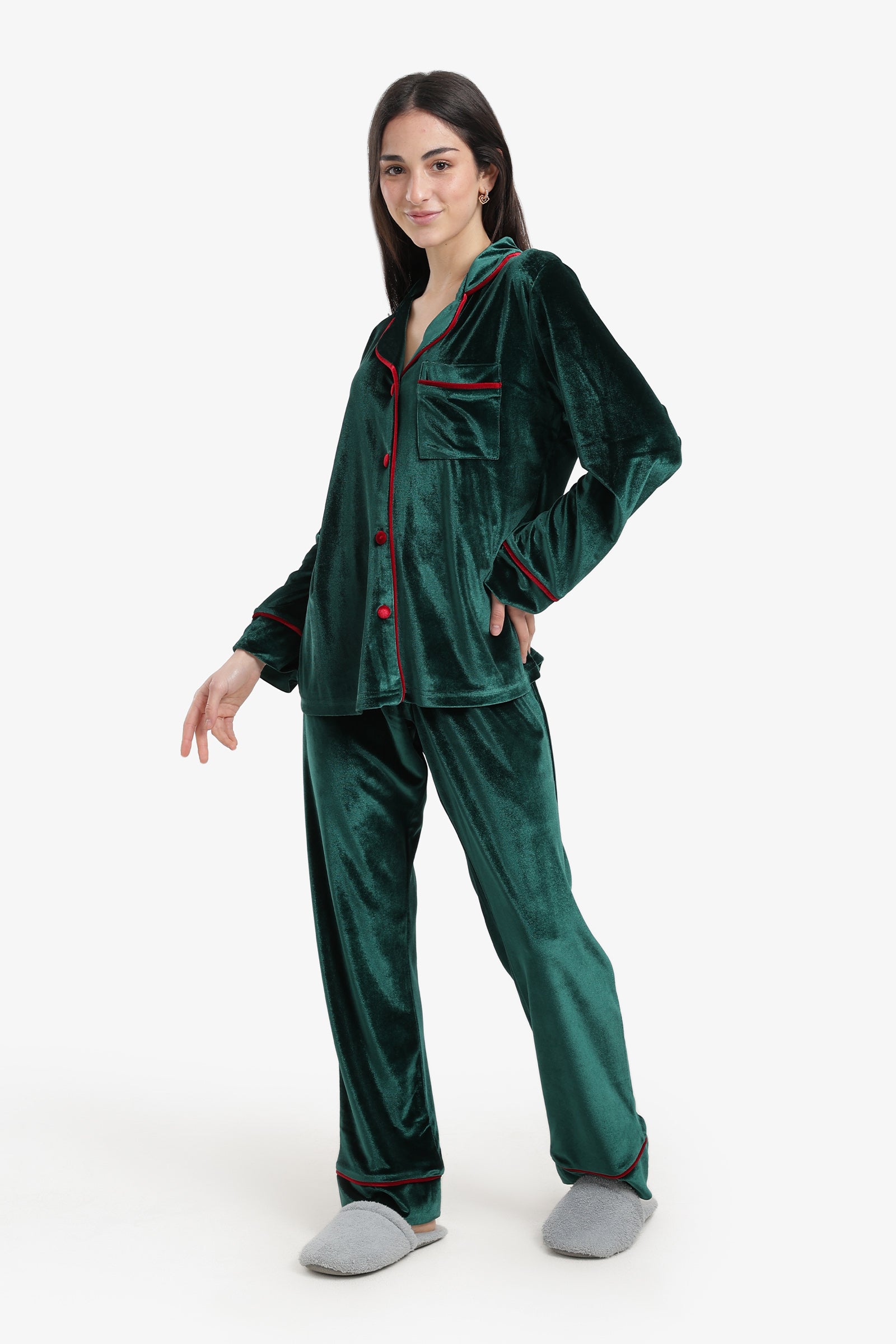 بيجامة بخطوط متباينة