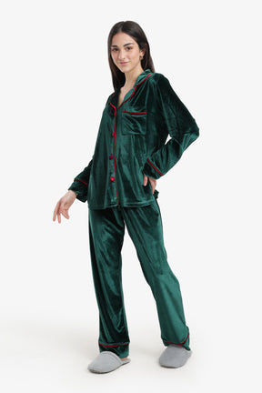 بيجامة بخطوط متباينة