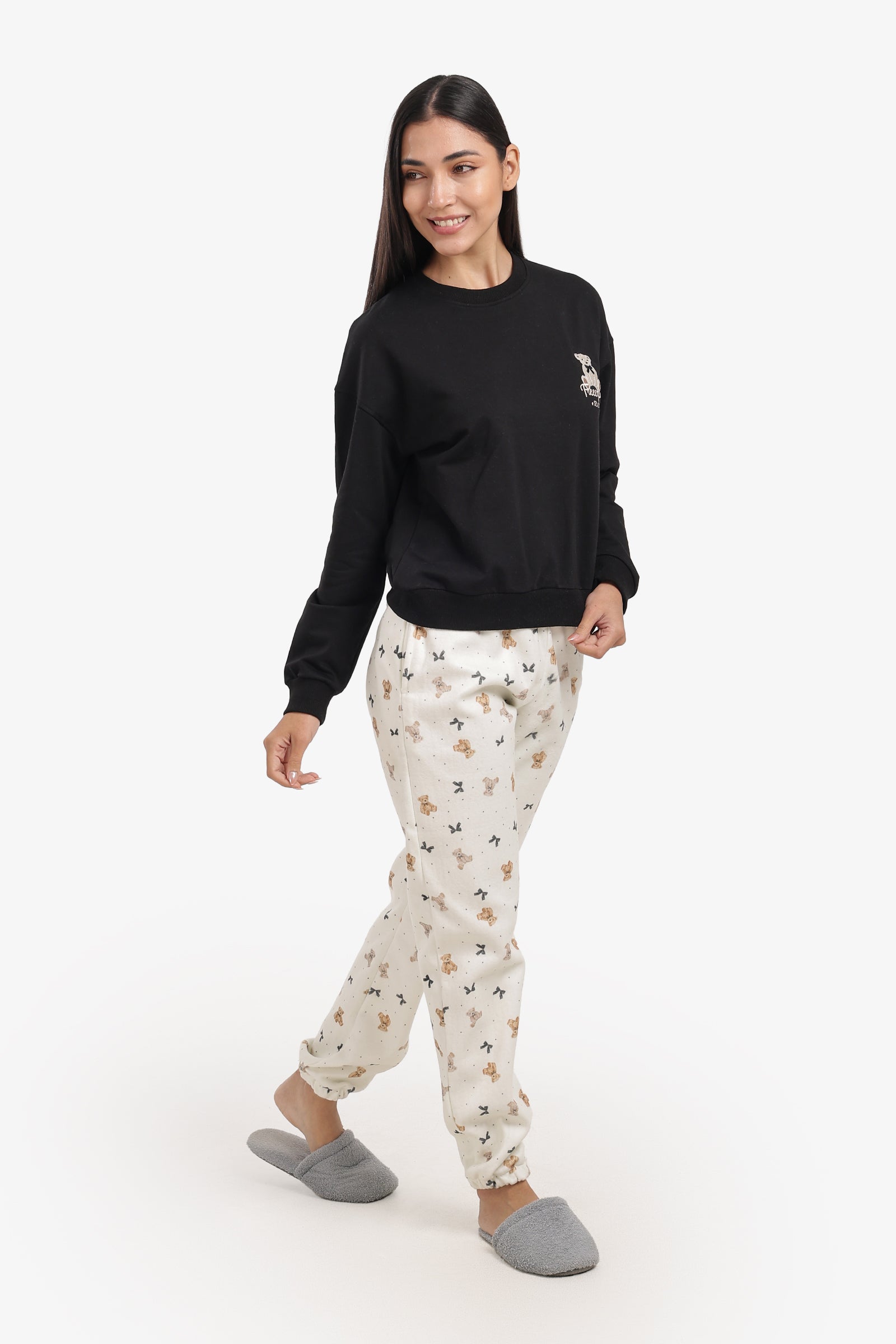 بيجامة بطبعة على الصدر