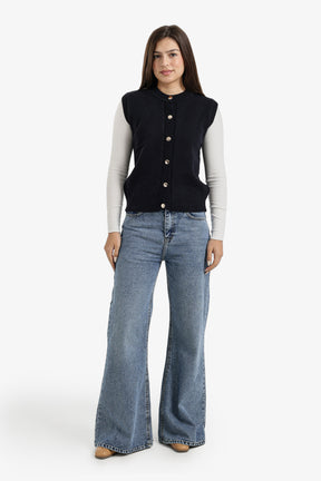 فيست بأزرار أمامية