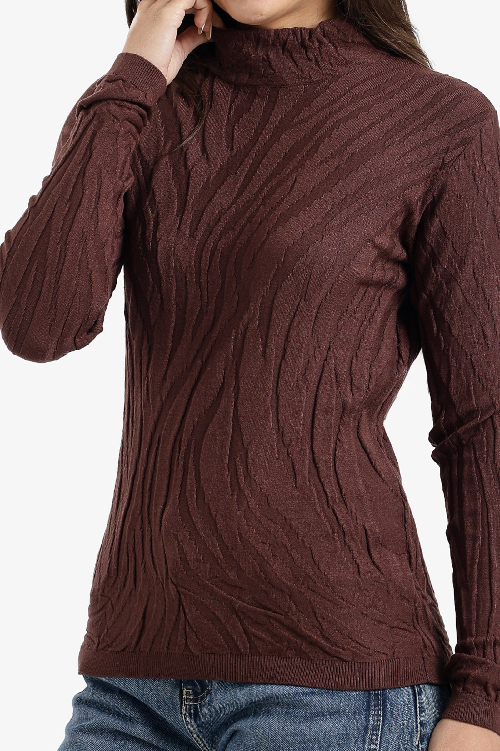 بلوفر بياقة شبه عالية