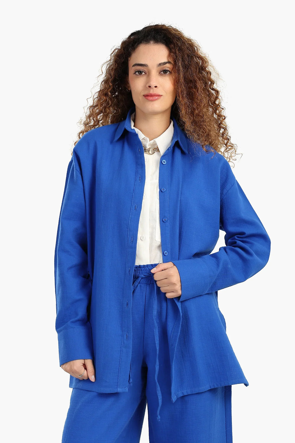 قميص مريح بأزرار