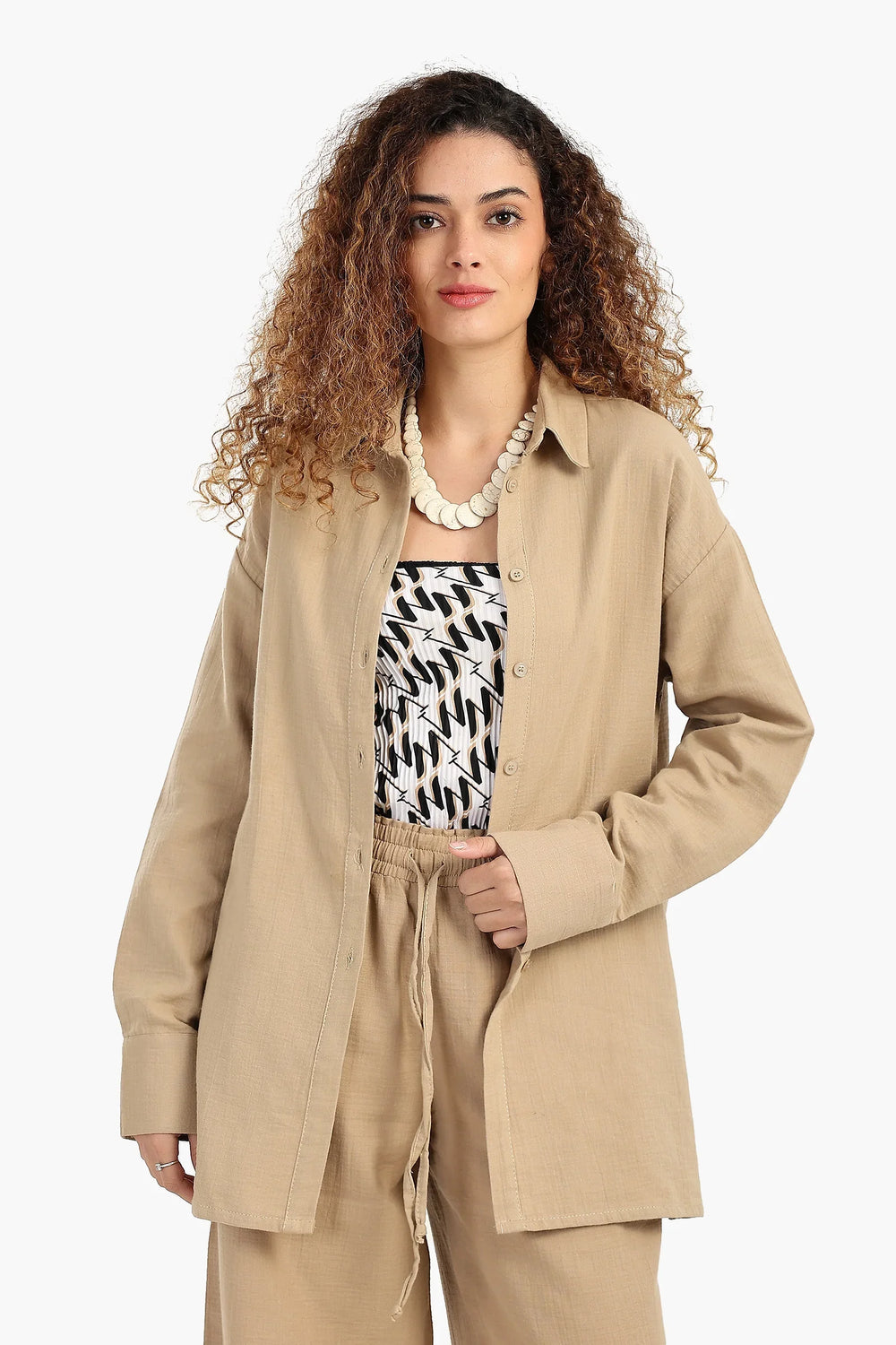 قميص مريح بأزرار