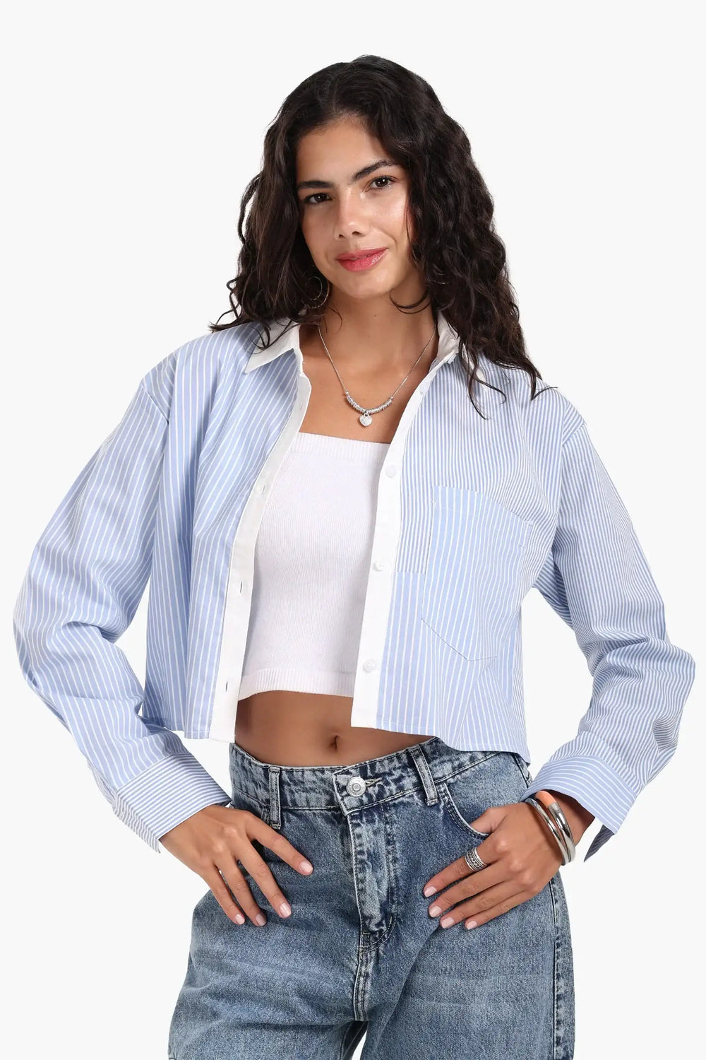 قميص مخطط بالأزرق وأبيض