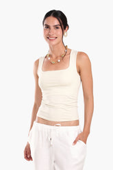 توب بقَصة ضيقة وياقة مربعة 