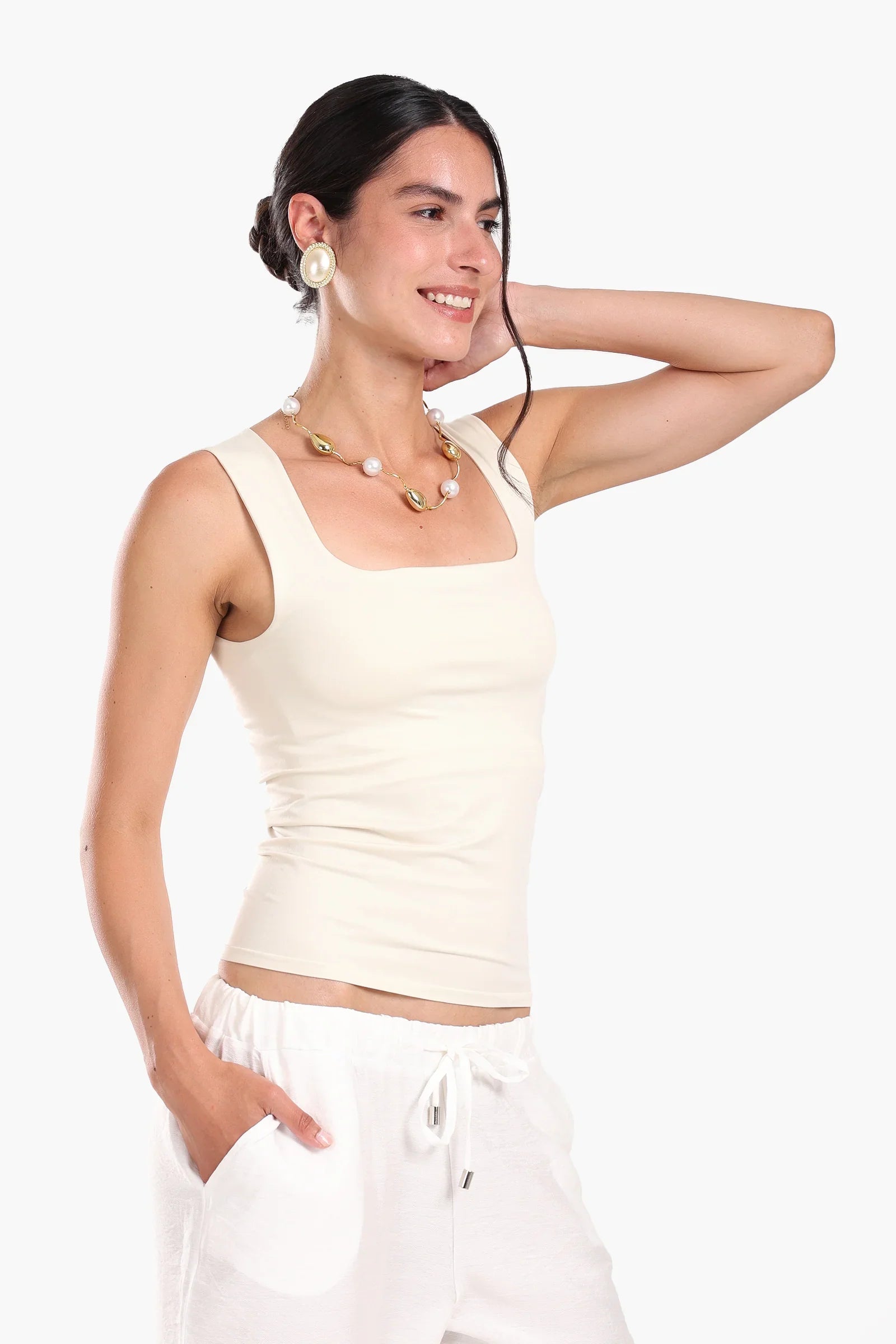 توب بقَصة ضيقة وياقة مربعة 