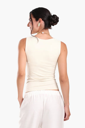 توب بقَصة ضيقة وياقة مربعة 