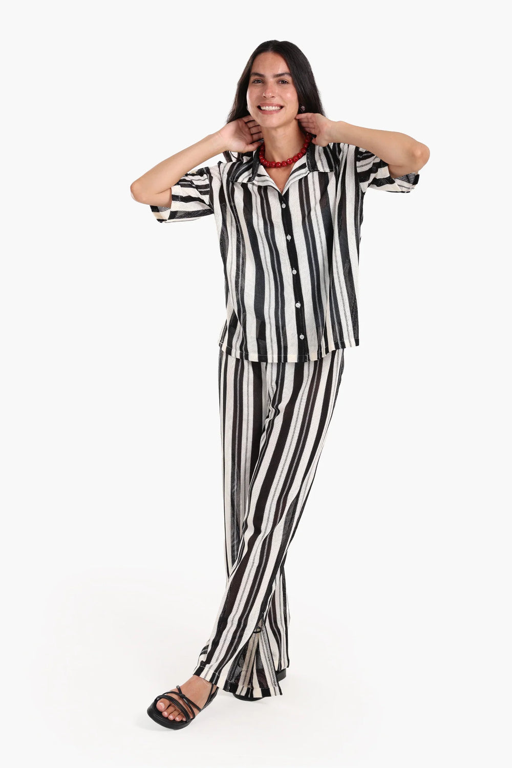 طقم أبيض وأسود للشاطئ