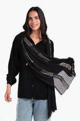 سكارف أسود بتفاصيل لمعان ذهبي