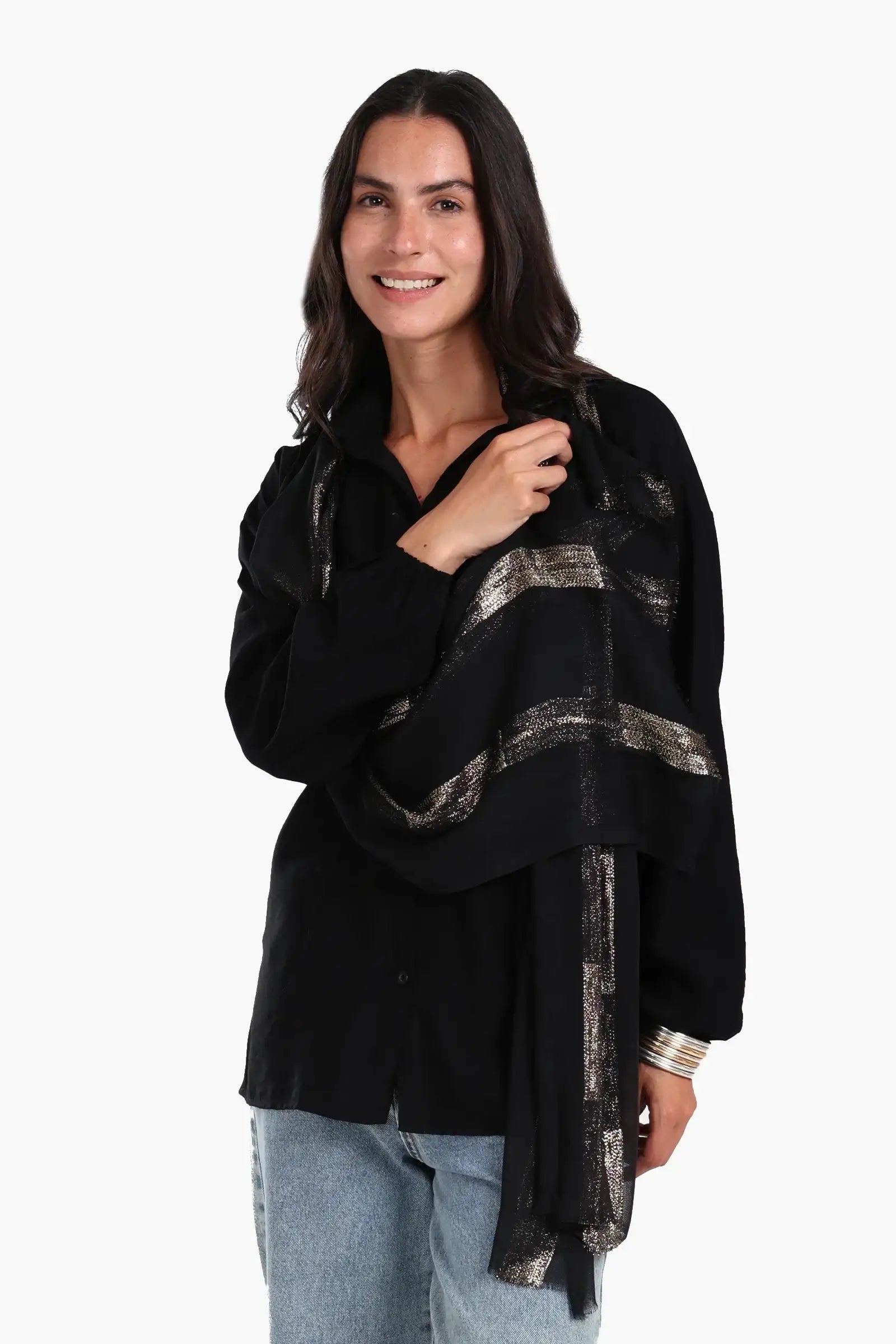 سكارف أسود بتفاصيل لمعان ذهبي