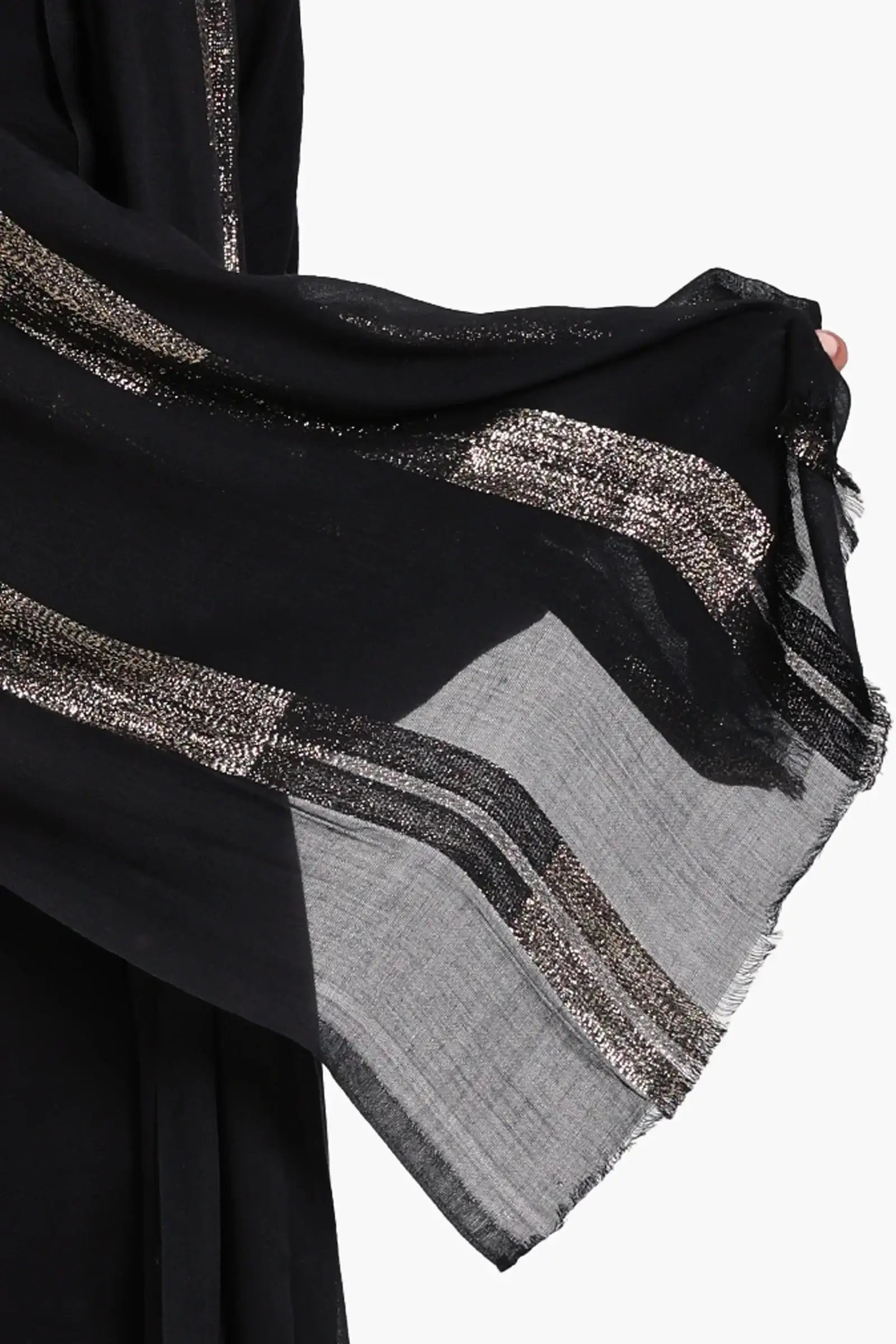 سكارف أسود بتفاصيل لمعان ذهبي