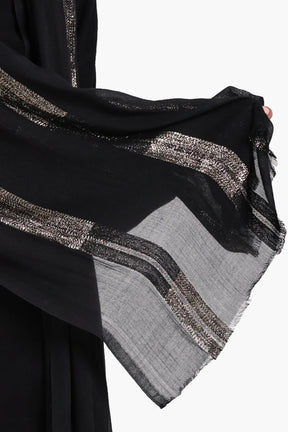 سكارف أسود بتفاصيل لمعان ذهبي
