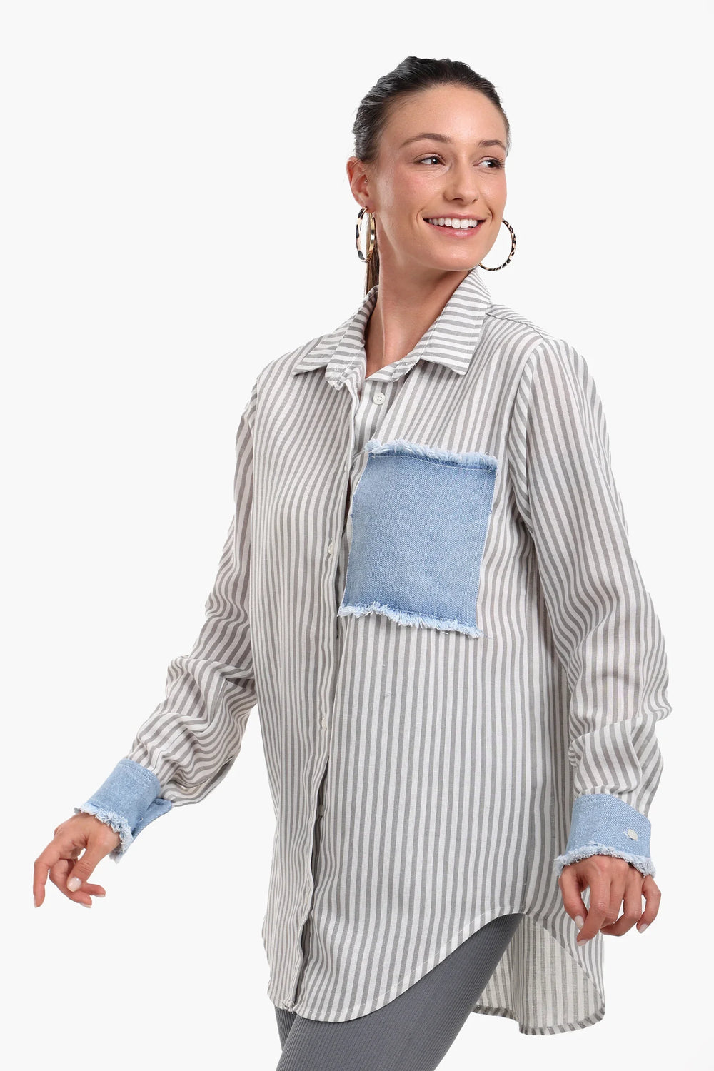 قميص مخطط بتفاصيل جينز