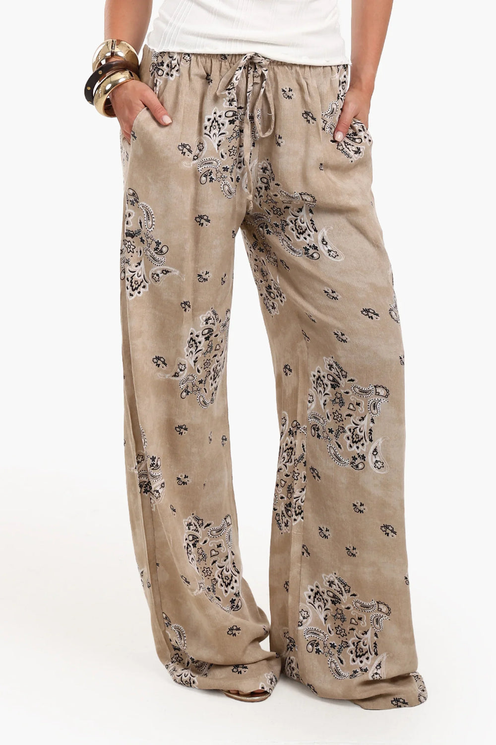 بنطلون بطبعة وأرجل واسعة