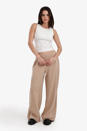 توب قصير بقصة ضيقة