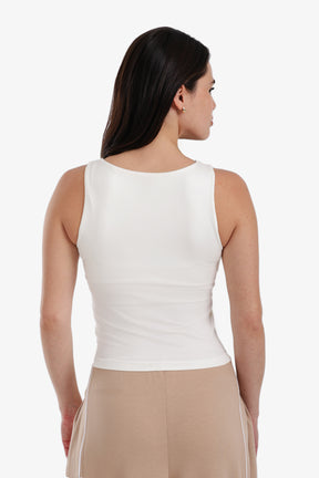 توب قصير بقصة ضيقة