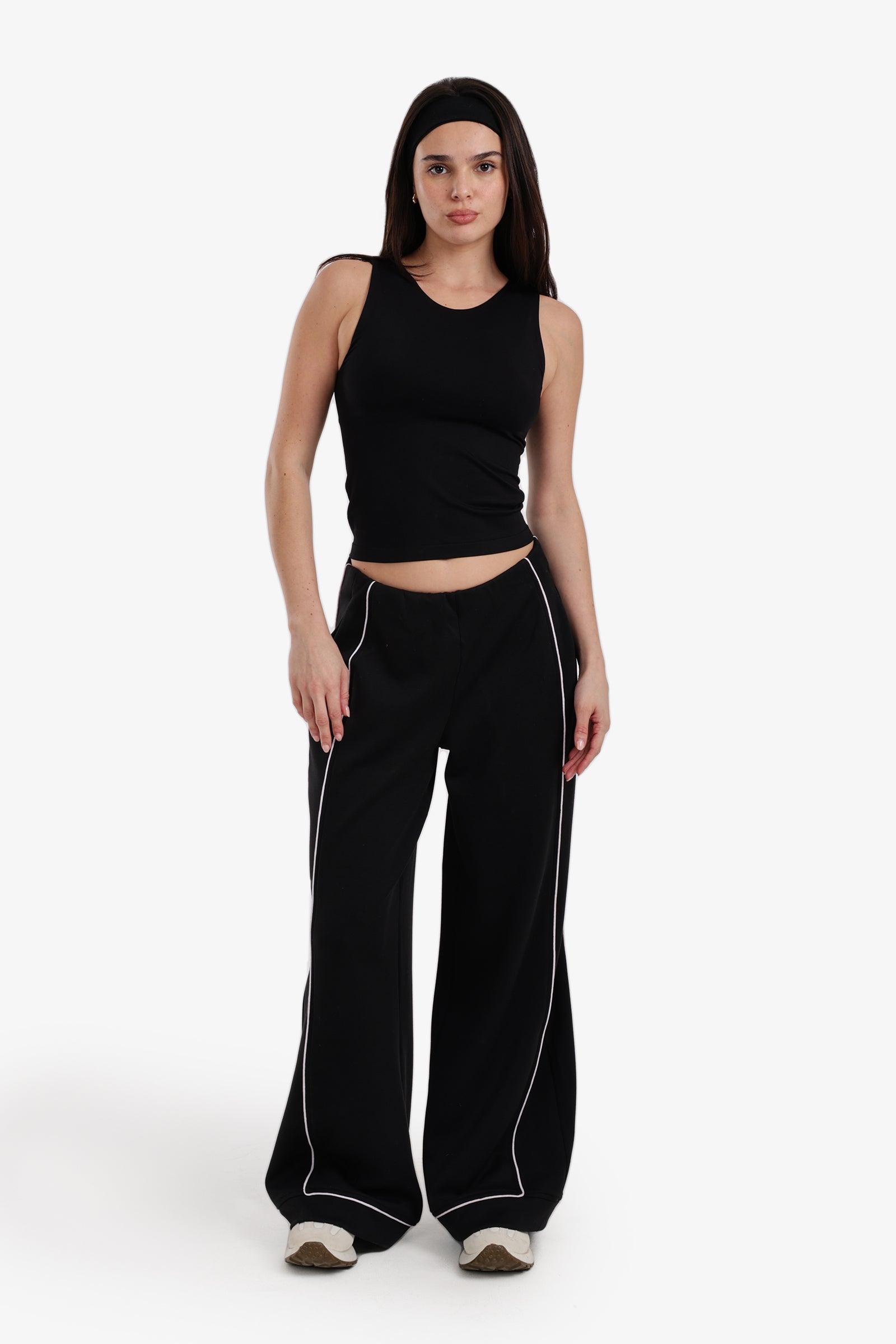 توب قصير بقصة ضيقة