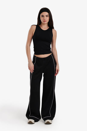 توب قصير بقصة ضيقة