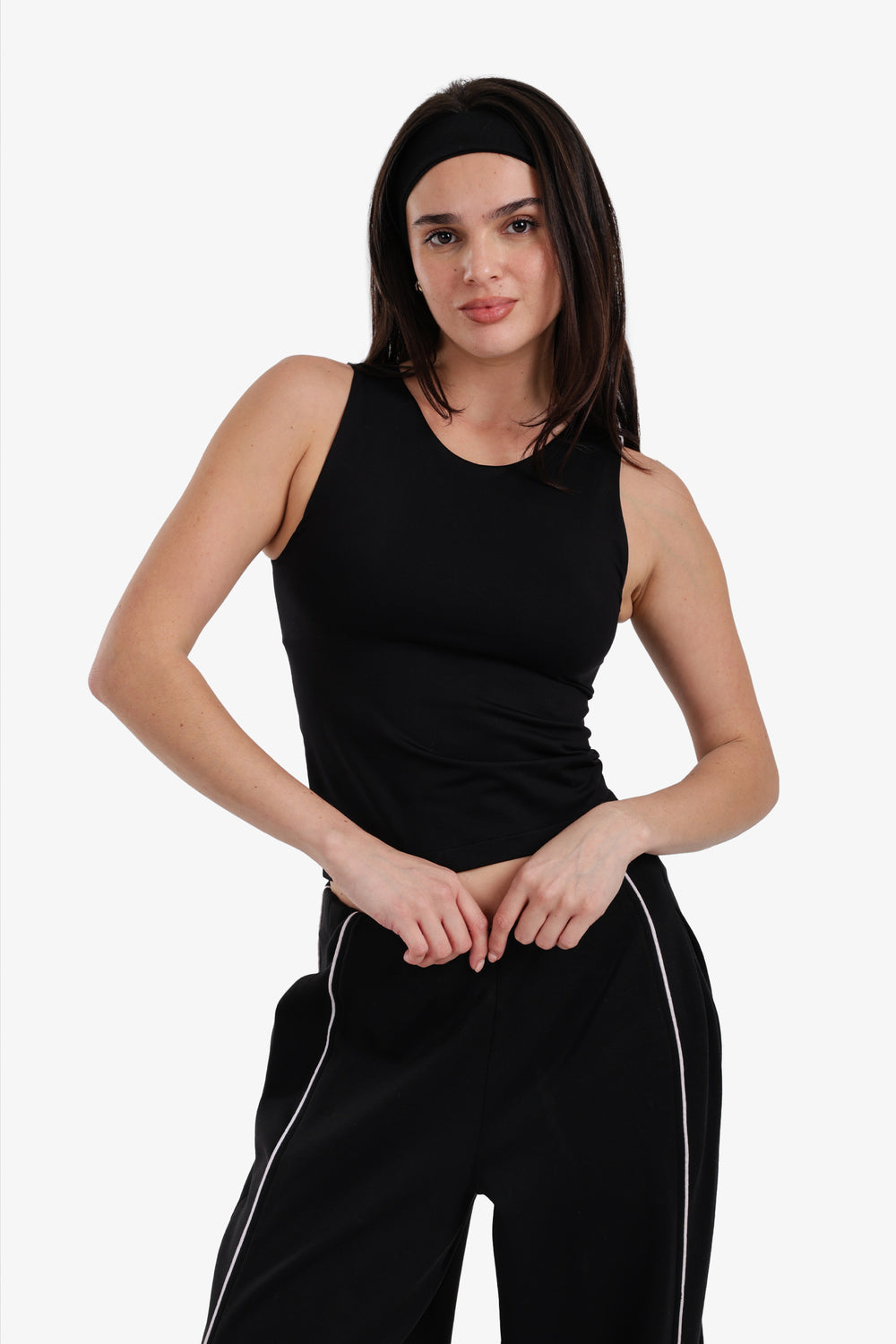 توب قصير بقصة ضيقة