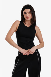 توب قصير بقصة ضيقة