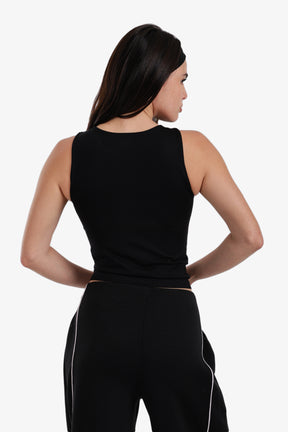 توب قصير بقصة ضيقة