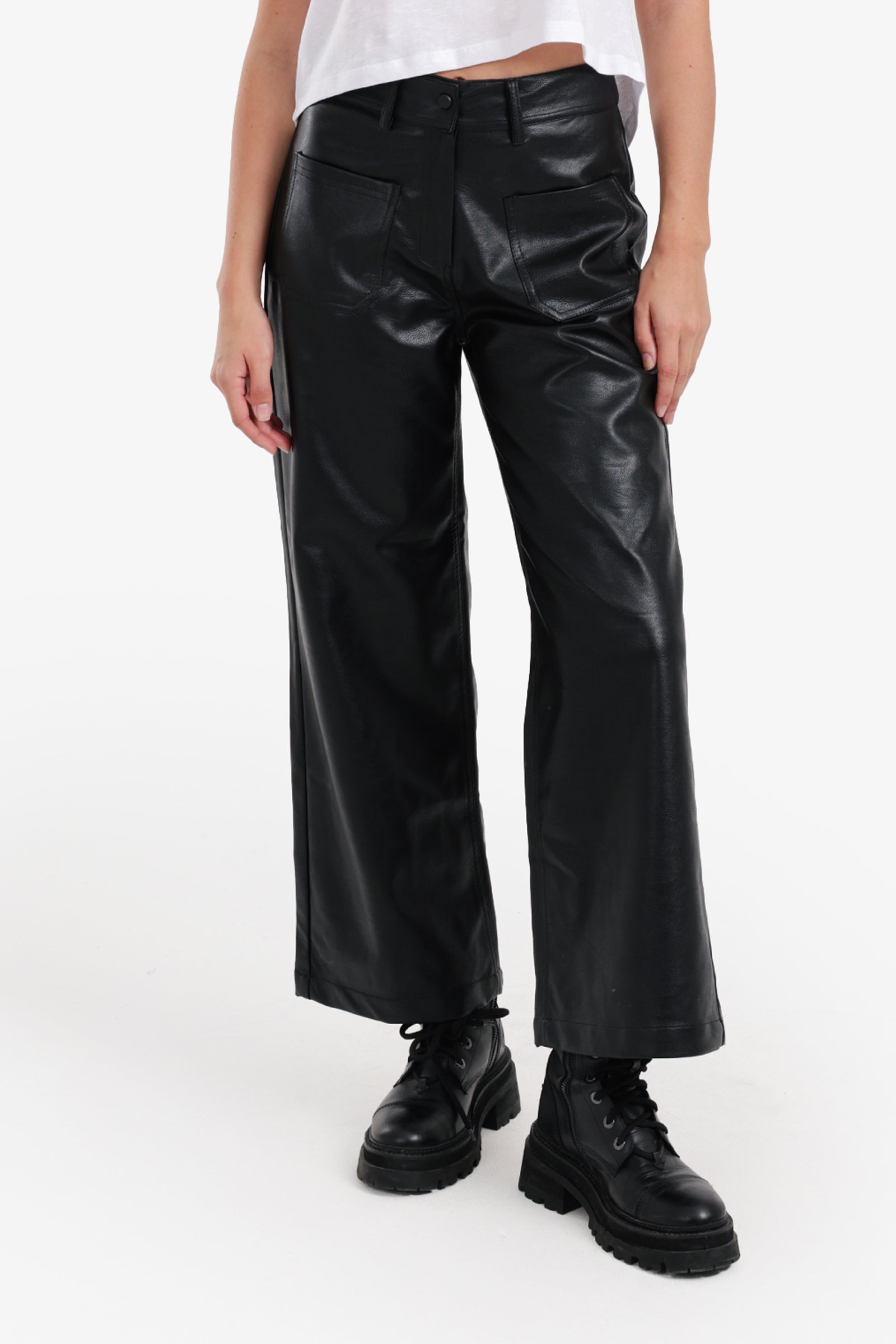 بنطلون جلد صناعي بأرجل واسعة