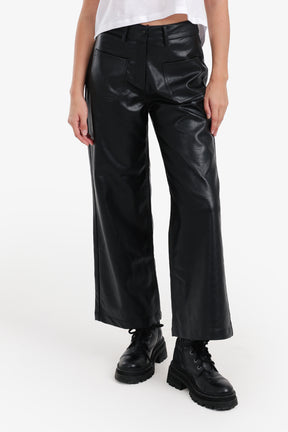بنطلون جلد صناعي بأرجل واسعة