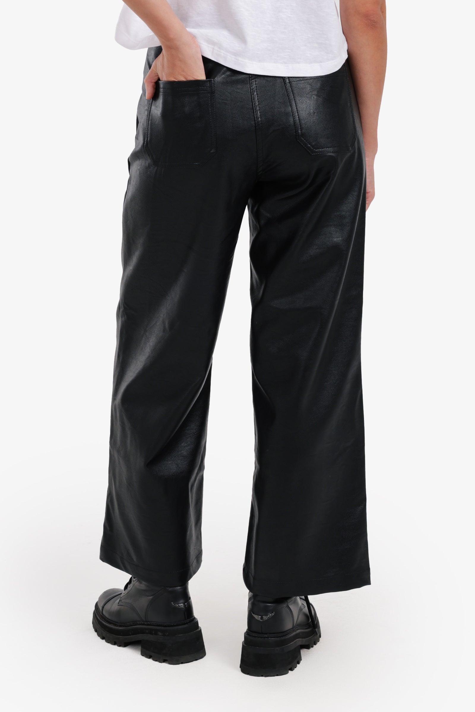 بنطلون جلد صناعي بأرجل واسعة