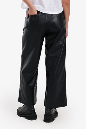 بنطلون جلد صناعي بأرجل واسعة