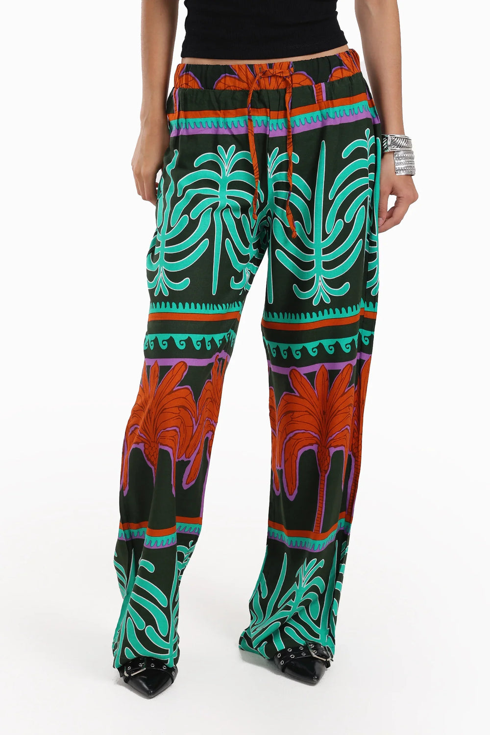 بنطلون ملون بطبعة أشجار النخيل