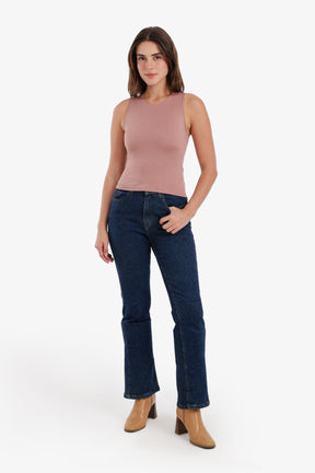 توب قصير بقصة ضيقة